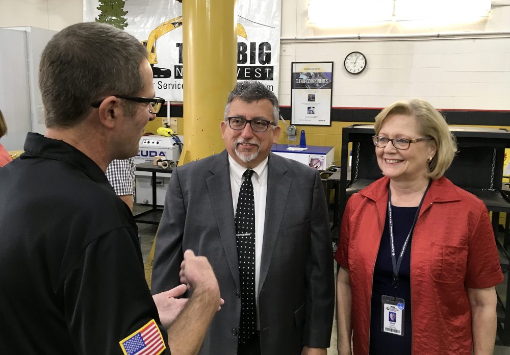 ThinkBIG instructor Sander Torgeson discusses the success of his program with new Rock Creek President Chris Villa and Rock Creek Division Dean of Math, Aviation & Industrial Tech Irene Giustini.